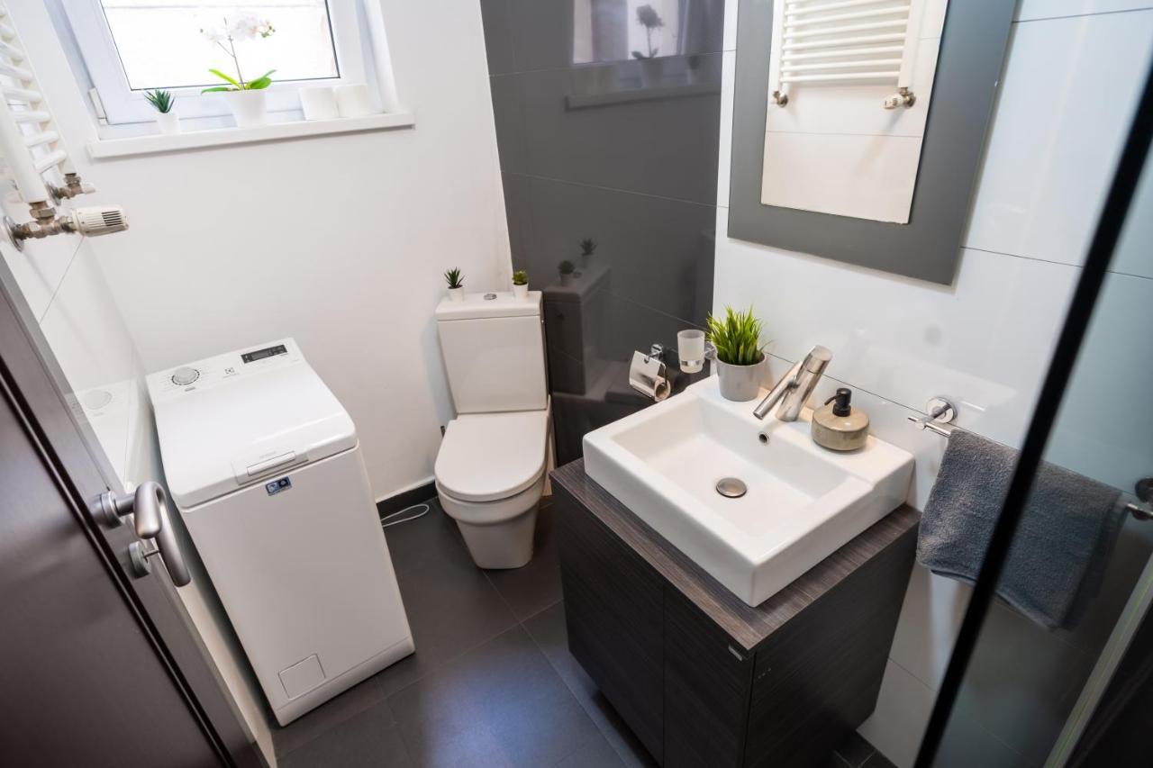Cozy & Spacious Flat Near Victoriei Square Bukarest Exteriör bild
