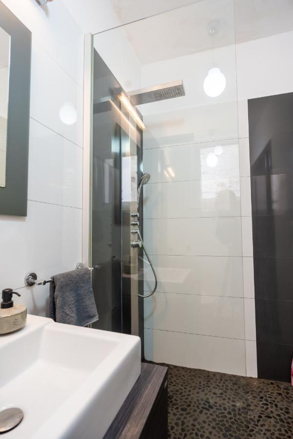 Cozy & Spacious Flat Near Victoriei Square Bukarest Exteriör bild