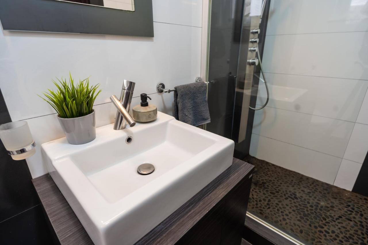 Cozy & Spacious Flat Near Victoriei Square Bukarest Exteriör bild
