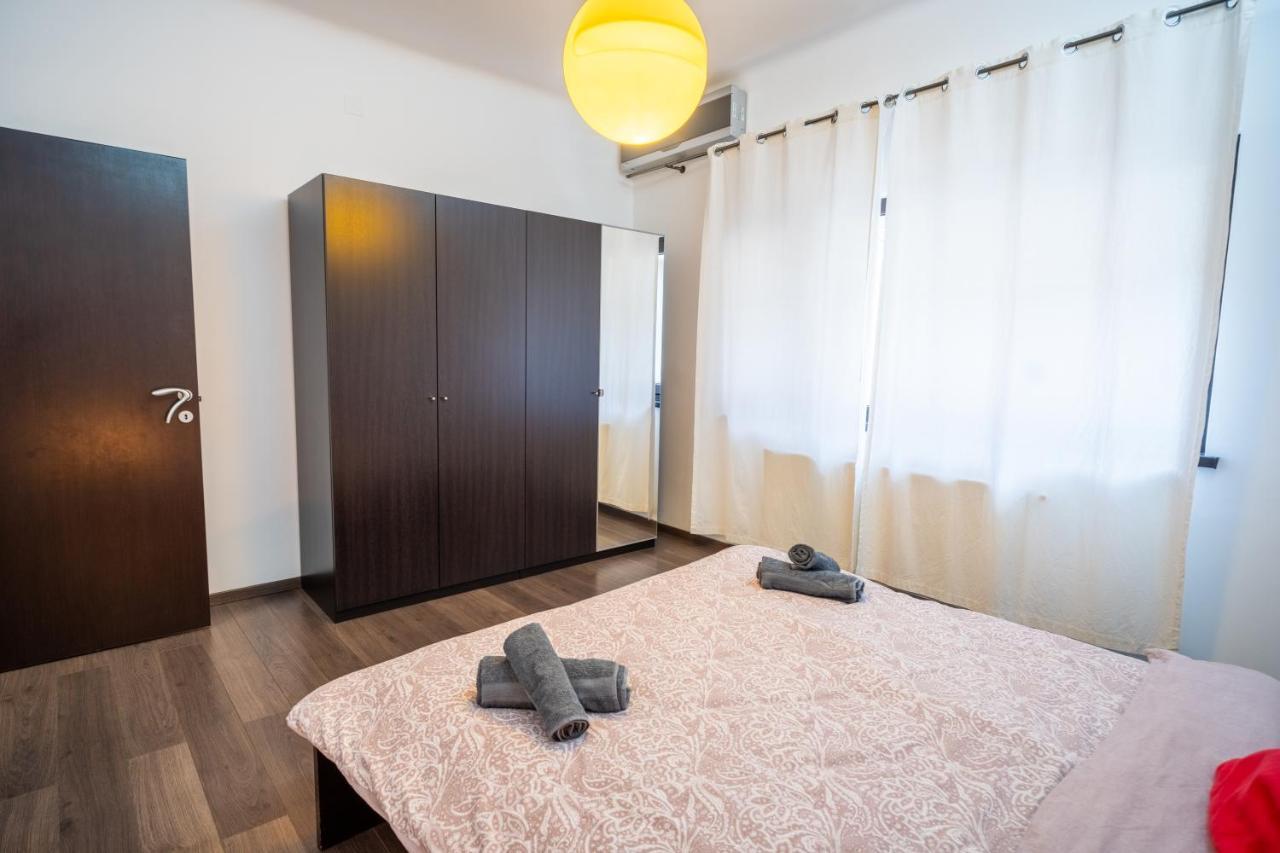 Cozy & Spacious Flat Near Victoriei Square Bukarest Exteriör bild